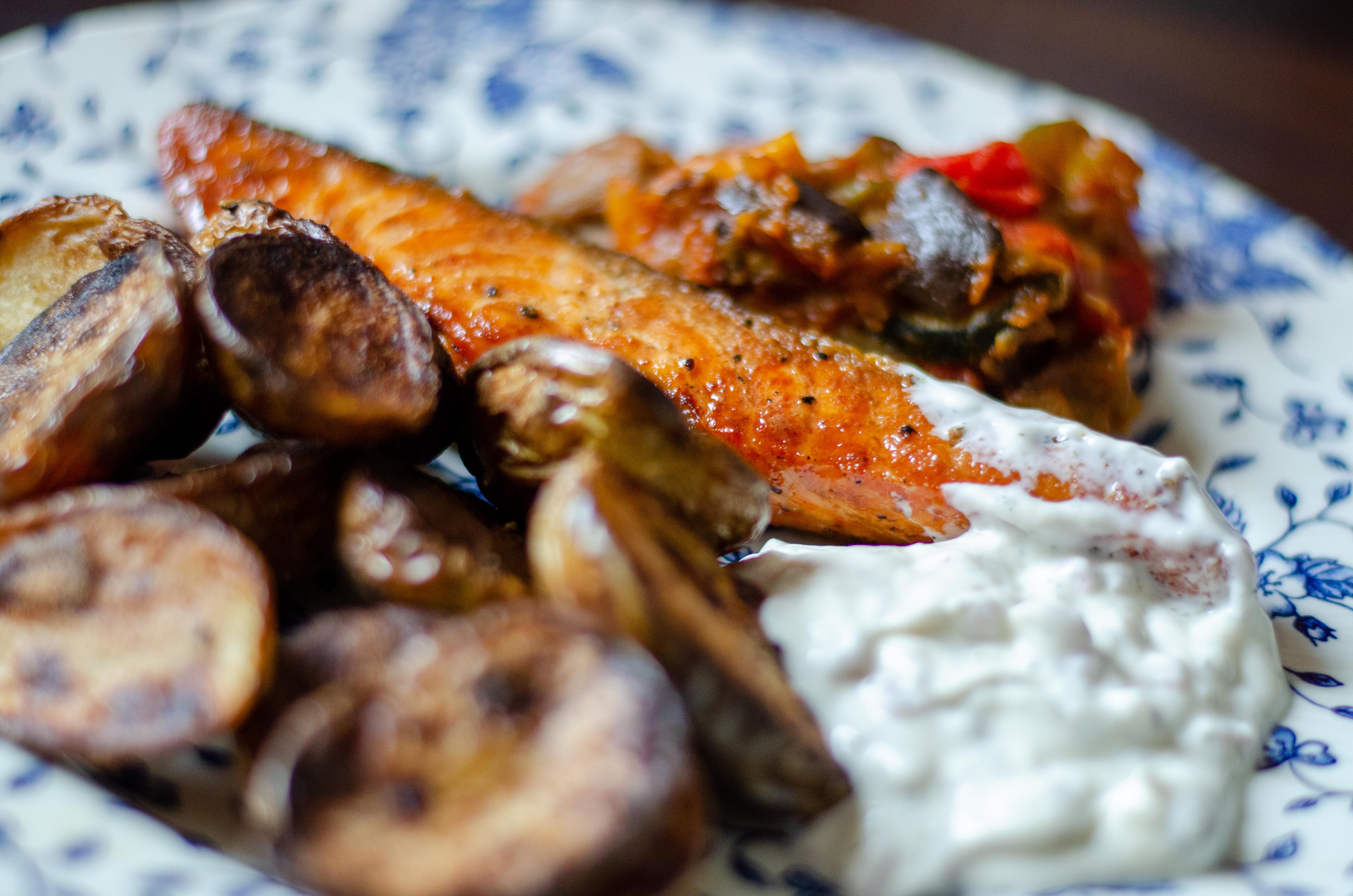 Saumon au four et pommes de terre grenaille rôties, sauce au mélange nordique